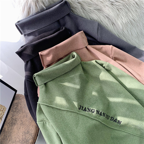 Kõrge krae ja kirjaga vabaaja naiste pluus