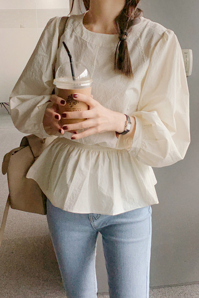 Laiade varrukate ja beeži ovaalse kaelusega vabaaja naiste särk