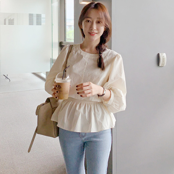 Laiade varrukate ja beeži ovaalse kaelusega vabaaja naiste särk