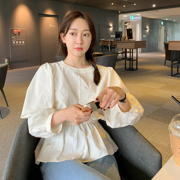 Laiade varrukate ja beeži ovaalse kaelusega vabaaja naiste särk