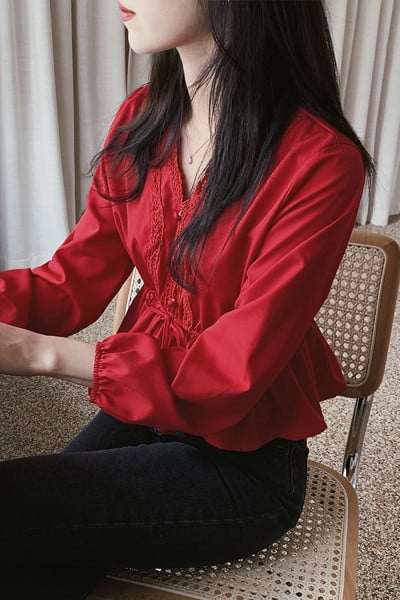 Moodne naiste särk pikkade varrukatega ja spits-kaelusega vöökoha lipsudega