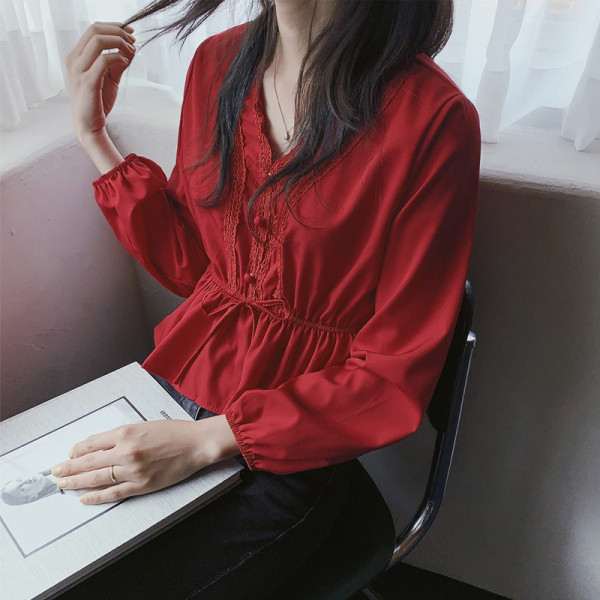 Moodne naiste särk pikkade varrukatega ja spits-kaelusega vöökoha lipsudega