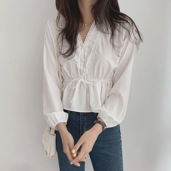 Moodne naiste särk pikkade varrukatega ja spits-kaelusega vöökoha lipsudega