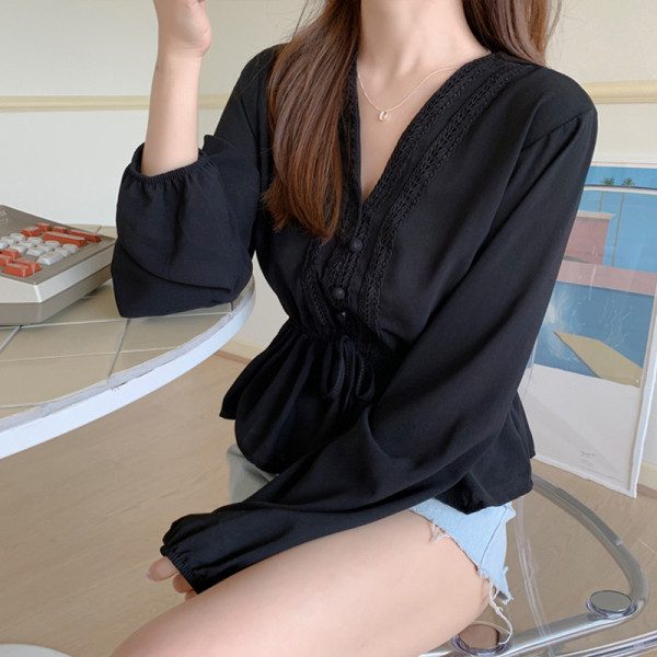 Moodne naiste särk pikkade varrukatega ja spits-kaelusega vöökoha lipsudega