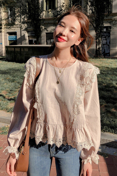 Modern női blúz csipkével és ovális nyakkivágással