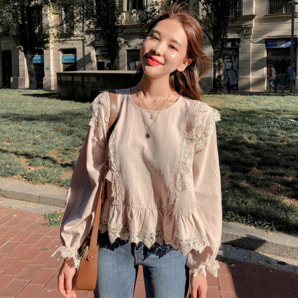 Modern női blúz csipkével és ovális nyakkivágással