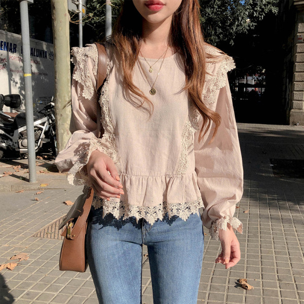 Modern női blúz csipkével és ovális nyakkivágással