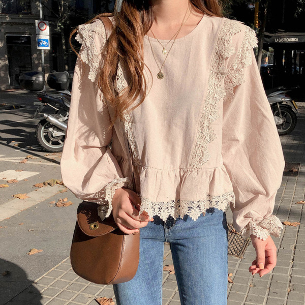 Modern női blúz csipkével és ovális nyakkivágással