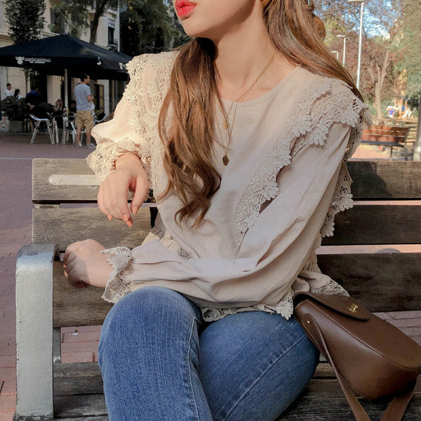 Modern női blúz csipkével és ovális nyakkivágással
