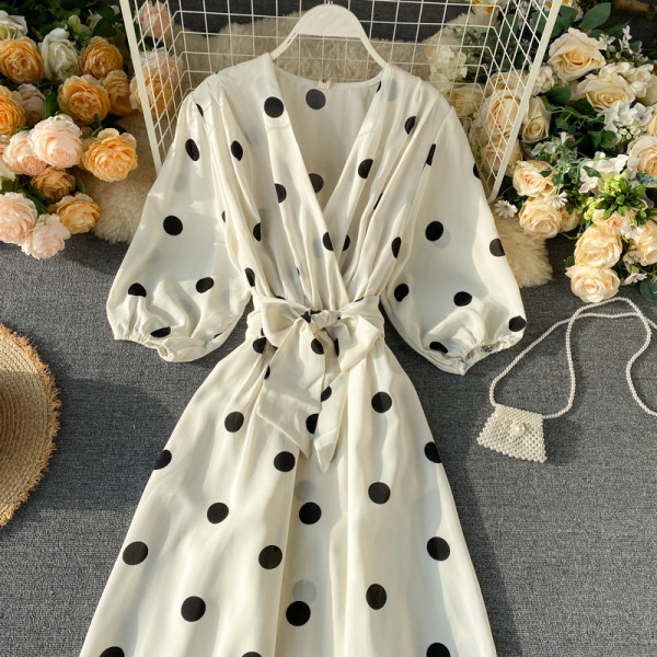 Moodne naiste täpiline valge 3/4 varrukatega kleit