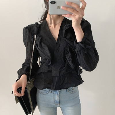 Stiilne naiste pluus spitsikaelusega ja looridega