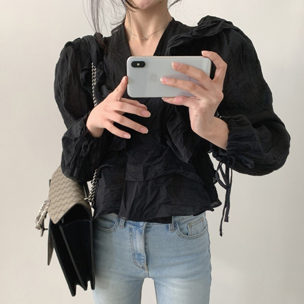 Stiilne naiste pluus spitsikaelusega ja looridega