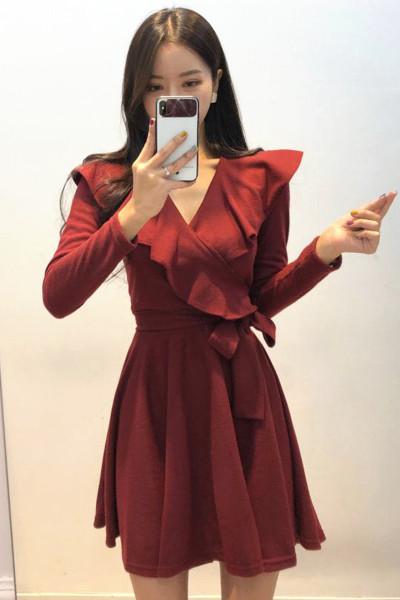 Stílusos női ruha spitz nyakkivágással - szabású, hosszú ujjú modell