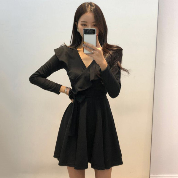 Stílusos női ruha spitz nyakkivágással - szabású, hosszú ujjú modell