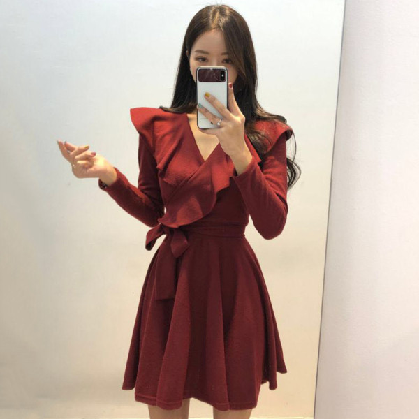 Stílusos női ruha spitz nyakkivágással - szabású, hosszú ujjú modell