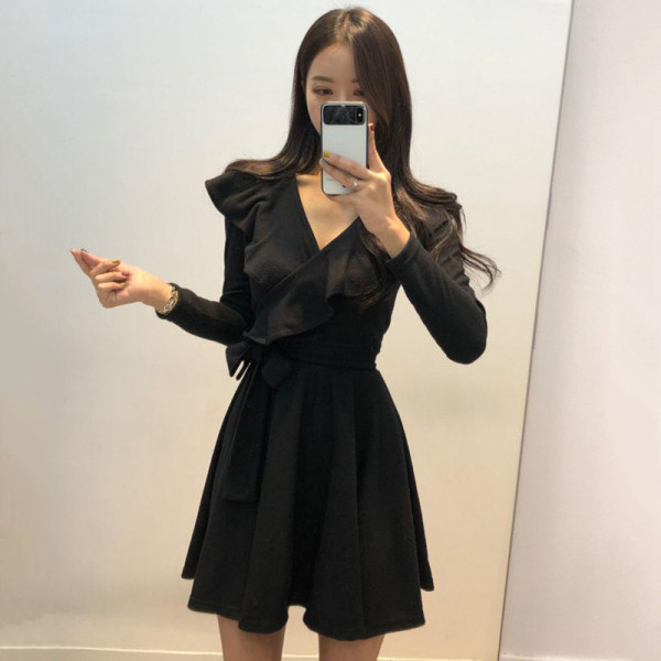 Stílusos női ruha spitz nyakkivágással - szabású, hosszú ujjú modell