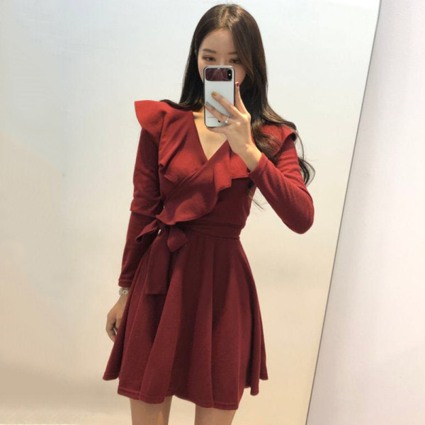 Stílusos női ruha spitz nyakkivágással - szabású, hosszú ujjú modell