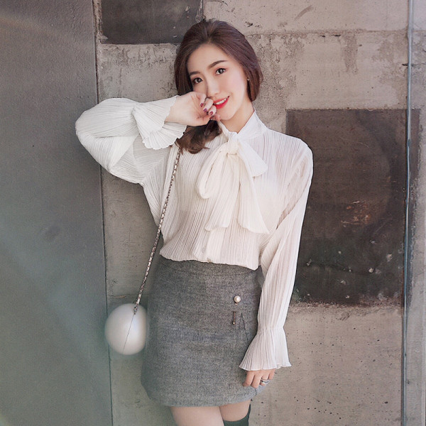 Stiilne naiste särk paela ja pikkade laiade varrukatega