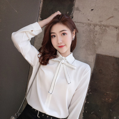 Stílusos női ing klasszikus gallérral és szalaggal