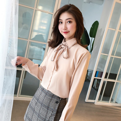 Stílusos női ing klasszikus gallérral és szalaggal