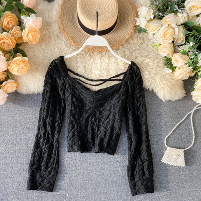 Naiste kandilise dekoltee ja ristsidemetega pitspluus