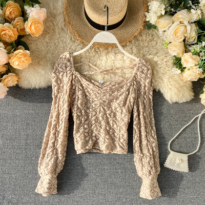 Naiste kandilise dekoltee ja ristsidemetega pitspluus