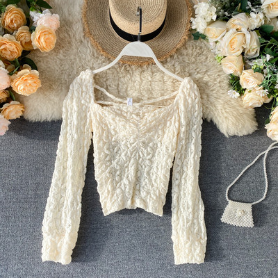 Naiste kandilise dekoltee ja ristsidemetega pitspluus