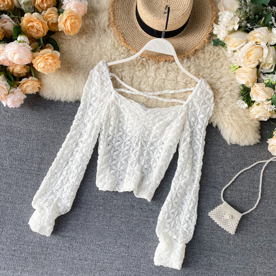 Naiste kandilise dekoltee ja ristsidemetega pitspluus