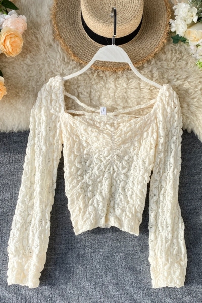 Naiste kandilise dekoltee ja ristsidemetega pitspluus