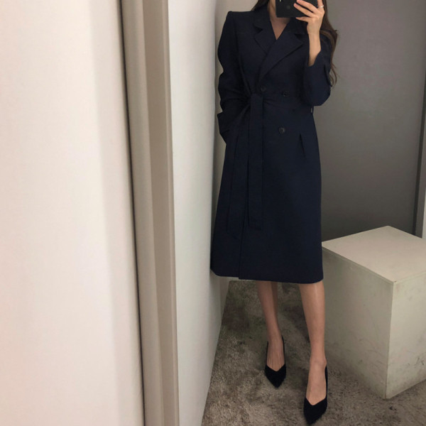 Sügis-talvine naiste mantel spitsikaelusega ja vöökohaga - pikk mudel