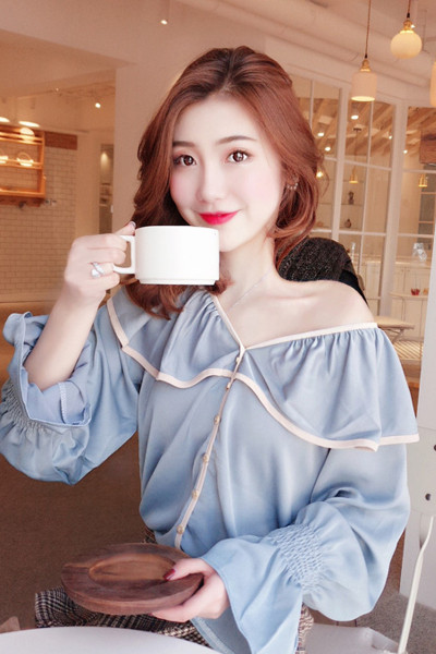 Stiilne naiste särk spitsikaela ja nööpidega