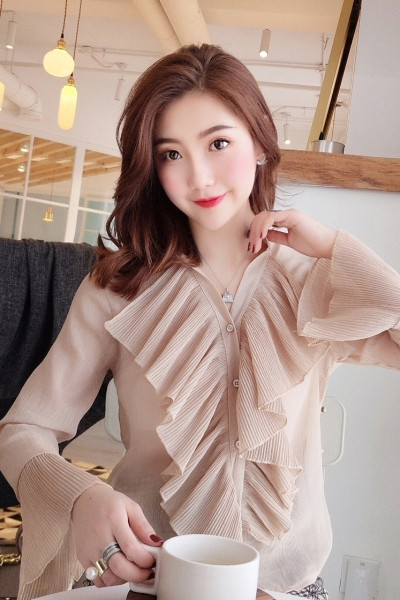 Moodne naiste särk nööpide, pikkade varrukate ja lokkidega