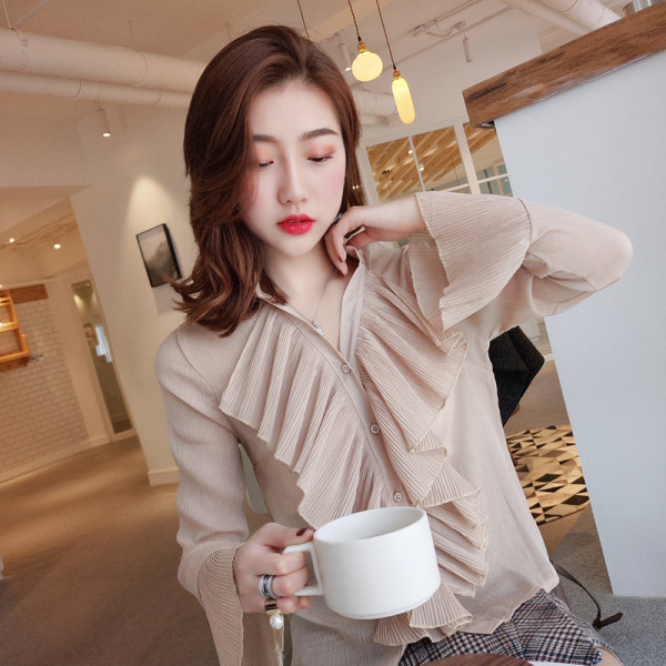 Moodne naiste särk nööpide, pikkade varrukate ja lokkidega