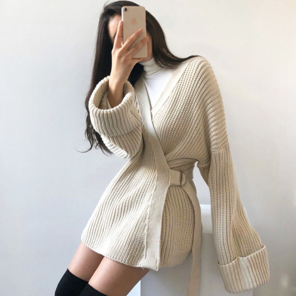 Sügis-talvine vest spitskaelusega ja laiade varrukatega