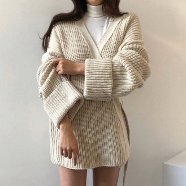 Sügis-talvine vest spitskaelusega ja laiade varrukatega