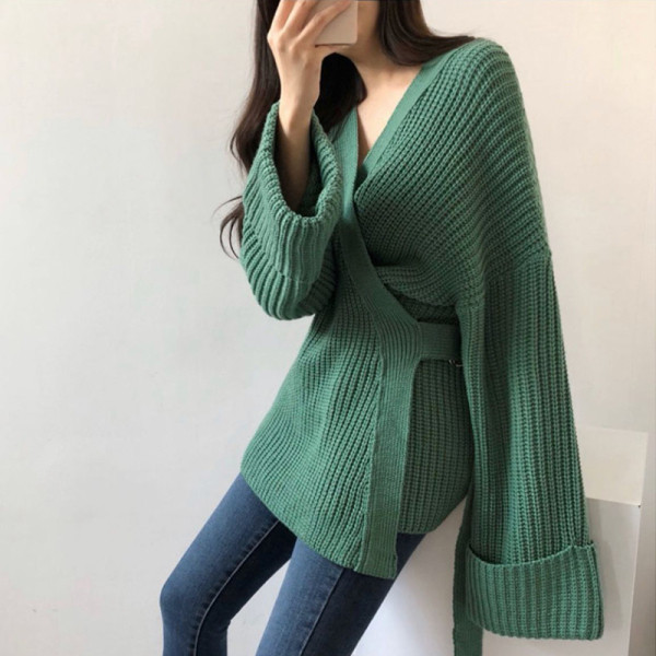 Sügis-talvine vest spitskaelusega ja laiade varrukatega