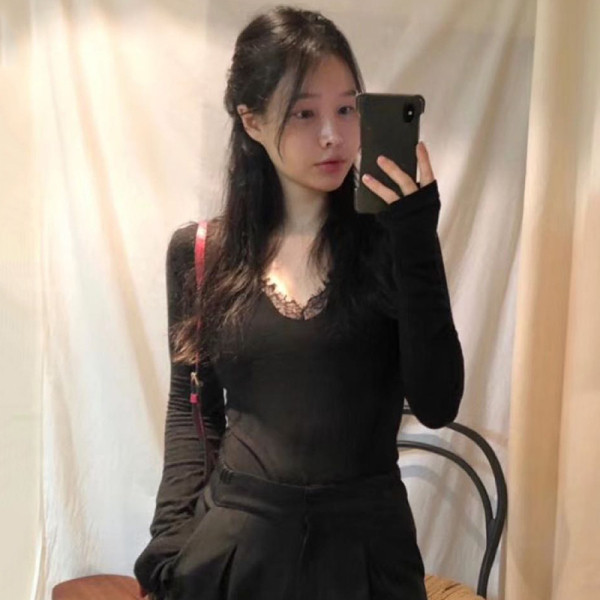 Naiste vabaaja pluus spitsikaelusega ja pitsiga