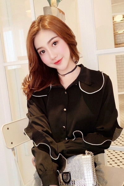 Stiilne nööpide ja pikkade varrukatega naiste särk