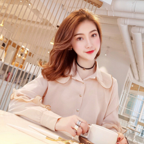 Stiilne nööpide ja pikkade varrukatega naiste särk