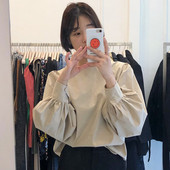 Női ing magas gallérral és széles ujjú retro stílusban