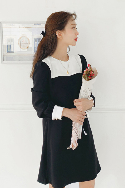 Alkalmi női ruha ovális nyakkivágással és szalaggal