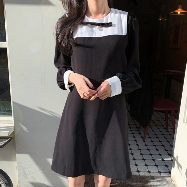 Alkalmi női ruha ovális nyakkivágással és szalaggal