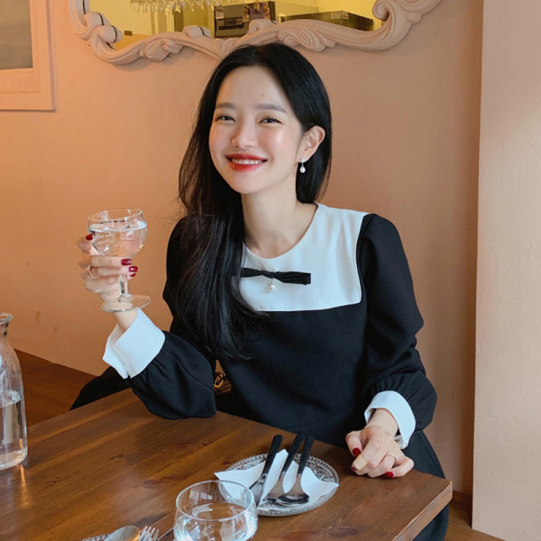 Alkalmi női ruha ovális nyakkivágással és szalaggal