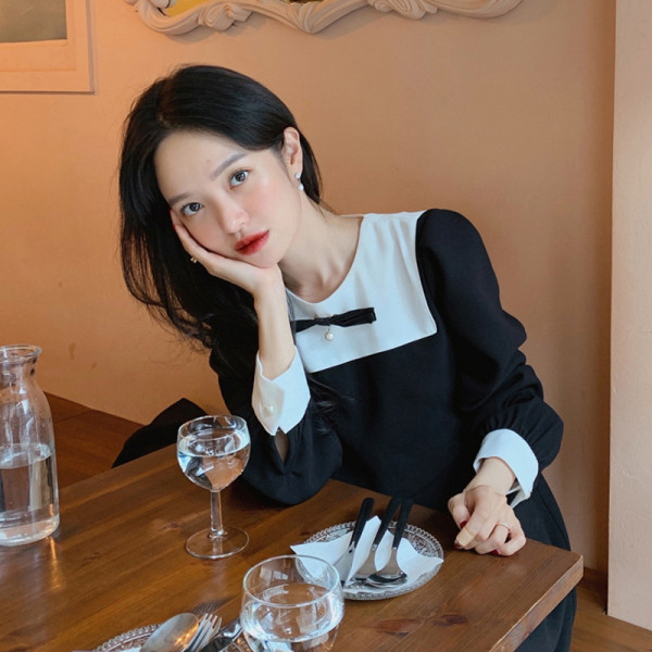 Alkalmi női ruha ovális nyakkivágással és szalaggal