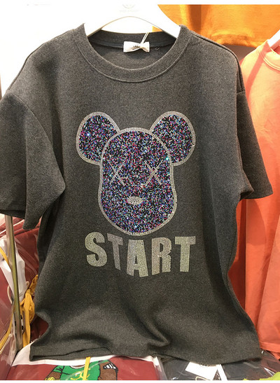 Vabaaja naiste t-särk ovaalse kaelusega, lühikeste varrukate ja aplikatsiooniga