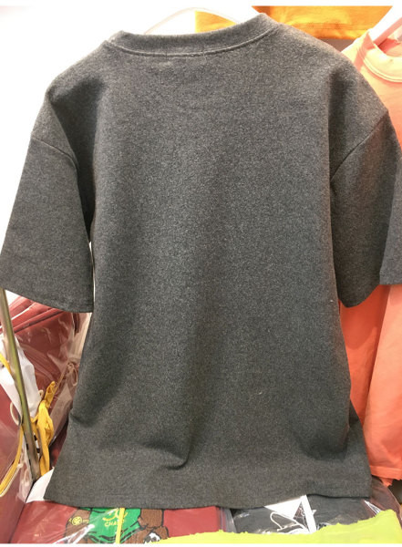 Vabaaja naiste t-särk ovaalse kaelusega, lühikeste varrukate ja aplikatsiooniga