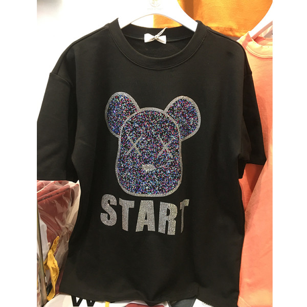 Vabaaja naiste t-särk ovaalse kaelusega, lühikeste varrukate ja aplikatsiooniga