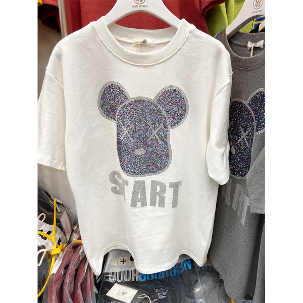 Vabaaja naiste t-särk ovaalse kaelusega, lühikeste varrukate ja aplikatsiooniga