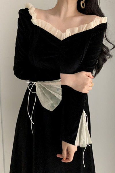 Naiste kaasaegne kleit spitsikaelusega, tülli ja lipsudega