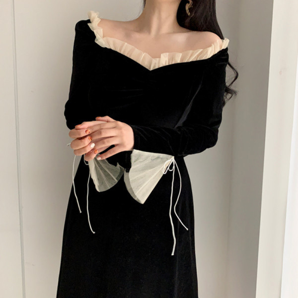 Naiste kaasaegne kleit spitsikaelusega, tülli ja lipsudega